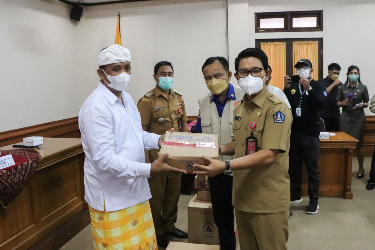 podiumnews.com-Pemkab Badung Serahkan Bantuan Logistik di Kecamatan Kuta Utara